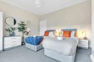 Inspira Stays - Stylish Modern 2 Bedroom House - 7 Mins from M1 - Free Parking - Wifi & Smart TV - Aylestone
