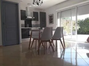 Maison dans une propriété avec une cour - Corneilhan