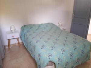 Maison dans une propriété avec une cour