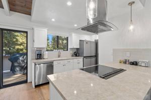 Fun & Air Conditioned Lake Tahoe 3 BR2.5 BA Home