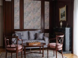 Stunning-Classical 2BD Penthouse