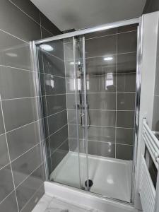 ApartHotel Flat 8 - 10 min to centre by Property Promise