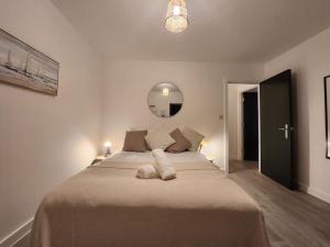 ApartHotel Flat 8 - 10 min to centre by Property Promise