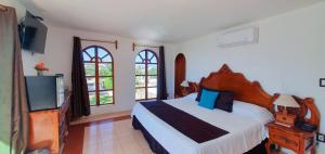 Hill House Mazatlan - Bed & Breakfast