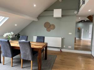 Peaceful home close to Airport with parking