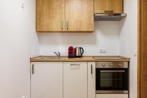 1 bedroom apartment with terrace and FREE parking near metro