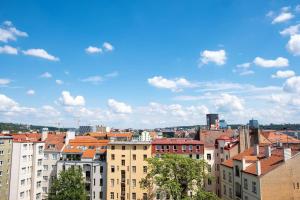 1 bedroom apartment with terrace and FREE parking near metro
