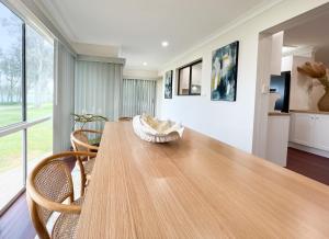 The Swan Lakehouse - Buff Point