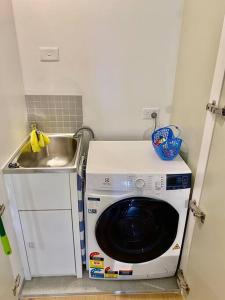 Stunning 2 bed Carlton terrace apartment & carpark