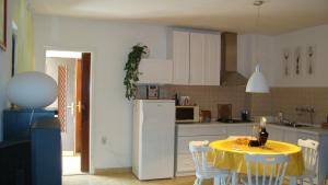 Apartments by the sea Prvic Luka, Prvic - 21276