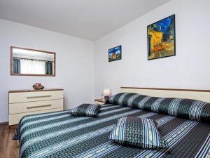 Apartments with parking space Rovinj - 22525