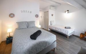 Maisons de vacances Beautiful Home In La Garde Adhmar With Kitchenette : photos des chambres