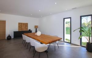 Maisons de vacances Beautiful Home In Rochefort Du Gard : photos des chambres