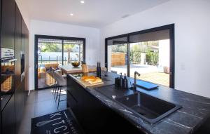 Maisons de vacances Beautiful Home In Rochefort Du Gard : photos des chambres