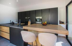 Maisons de vacances Beautiful Home In Rochefort Du Gard : photos des chambres