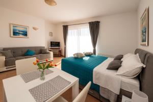Apartments and rooms with parking space Trogir - 22531