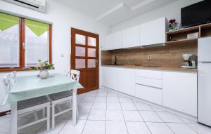 2 Bedroom Stunning Apartment In Vodnjan 