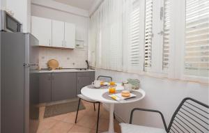 Nice Apartment In Baska Voda With Kitchen