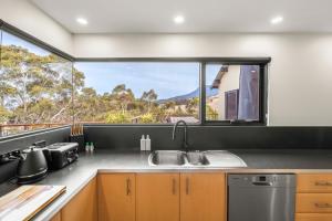 Tree Top Views - Magnificent 4 Bedroom House - 3 Minutes to MONA