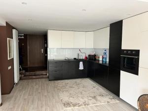 Kazanlak LARGE GUEST HOUSE Apartment near Center with Full Kitchen & Dining Room, King Beds, Garden Patio, Free Parking & Self Check-in Top Value!