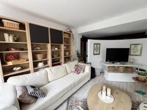 Kazanlak LARGE GUEST HOUSE Apartment near Center with Full Kitchen & Dining Room, King Beds, Garden Patio, Free Parking & Self Check-in Top Value!