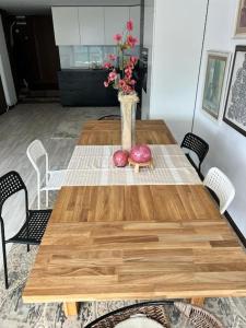 Kazanlak LARGE GUEST HOUSE Apartment near Center with Full Kitchen & Dining Room, King Beds, Garden Patio, Free Parking & Self Check-in Top Value!