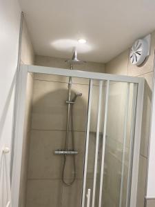 Appartements Superbe Chambre parentale avec salle de bains privee et WC prives, wifi, cuisine : photos des chambres