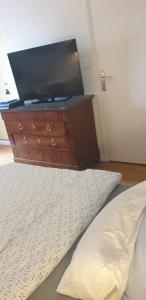 Chambre privée dans une maison avec piscine