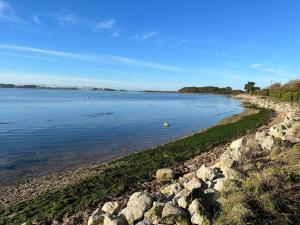 Swan Cottage-cosy by the water
