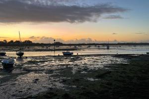 Swan Cottage-cosy by the water