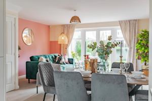 Stylish & Spacious 3bed Home with Fast Wifi & Private Parking