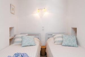 Stunning Sunset House on Kamares Bay with Playground