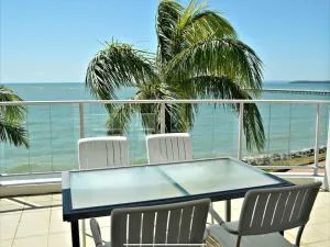 180˚ Water View Apartment - Simply Stunning - Urangan