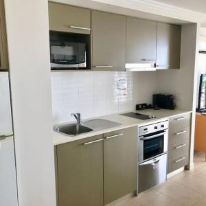 Water View Apartment- Pool Gym Parking- Simply Stunning