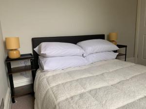 Central 2 bed flat. Free parking (Off-street)