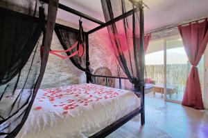 Maisons d'hotes love room avec spa et piscine vu panoramique : photos des chambres