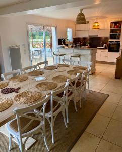 Villas Piscine chauffee, tennis, Mas provencal contemporain : photos des chambres