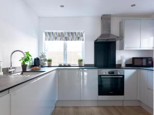 Salters Cottage - Stunning Modernised 3 BR Home Just Steps From the Beach