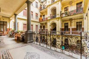 W17ElegantCity Apt wKing bed&Friendly Host