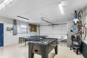 5 mi to AMI Heated Pool Game Room 10 min to IMG