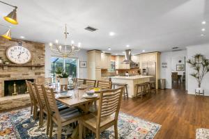 5 mi to AMI Heated Pool Game Room 10 min to IMG