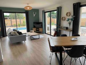 Maisons de vacances Villa entre Ocean et Bassin, piscine chauffee : photos des chambres