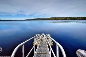 Lakefront Cottage Close to Bar Harbor on 8 acres - Otis