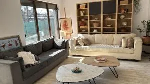 LARGE GUEST HOUSE Apartment near the Center with Full Kitchen & Dining Room, King Beds, Garden Patio, Free Parking & Self Check-in - Dunawzi