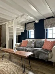 Grade II listed Cottage in Oundle with private courtyard - Titchmarsh