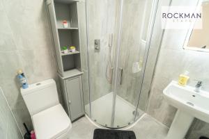 Royal Oak Apartments 3 - Secure Parking - Perfect for Contractors - 2 Bedroom - 2 Bathroom - Fast Wi-fi - Long Term Stays -