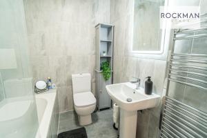 Royal Oak Apartments 3 - Secure Parking - Perfect for Contractors - 2 Bedroom - 2 Bathroom - Fast Wi-fi - Long Term Stays -