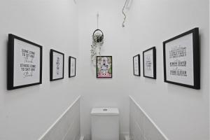 Chic 2-Bed Flat with Workspace, Balcony, Parking