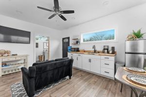 Hidden Cottage mins to Main St and sleeps 4