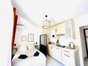 MARCO POLO - studio neuf avec parking & piscines